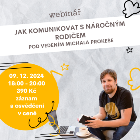 Webinář s názvem Jak komunikovat s náročným rodičem, vedený Michalem Prokešem, 9. 12. 2024 od 18:00 do 20:00, za cenu 390 Kč, s možností záznamu a certifikátu v ceně. Na obrázku je usměvavý lektor Michal Prokeš sedící u notebooku s kávou.